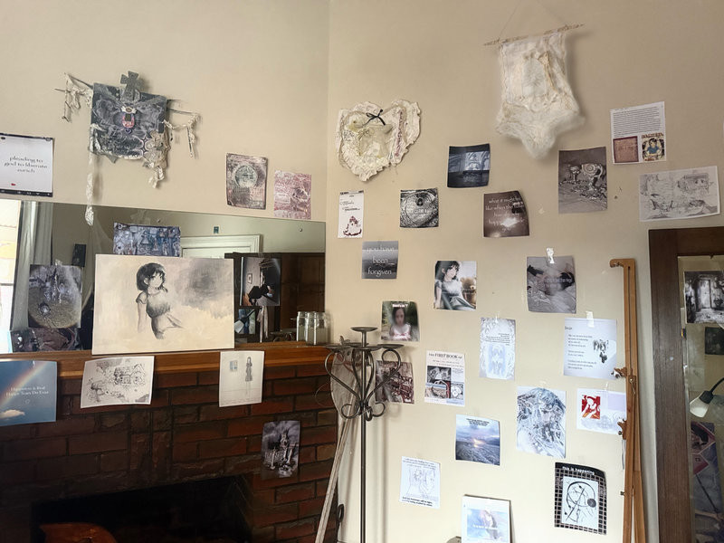 aemmonia and mariyasha at solo show online